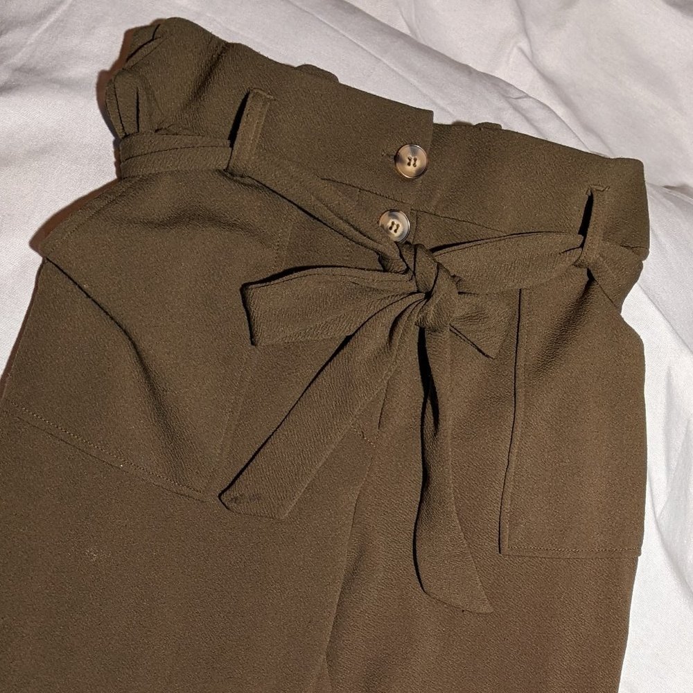 Chic Olive Green High- Waisted Cropped Pants
